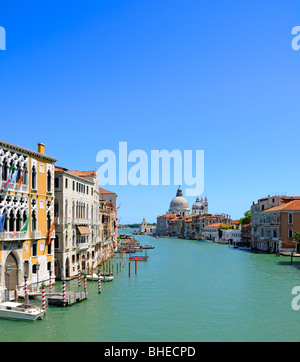 Venezia, Veneto, Italia. Chiesa di Santa Maria della Salute e il Canal Grande visto dal Ponte dell'Accademia Foto Stock