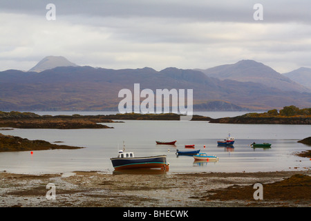 Scozia Isola di Skye Sleat Peninsular vista da Ardvasar attraverso il suono di Sleat verso la terraferma scozzese bassa marea barche da pesca Foto Stock
