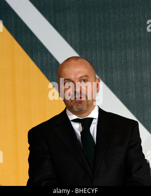 Il direttore tecnico Mike Gascoyne presso Lotus Cosworth T127 una vettura di Formula 1 al team di lancio in London Inghilterra England Foto Stock