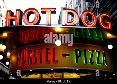 Hot Dog, wurstel e Pizza stand a Vienna, in Austria Foto Stock