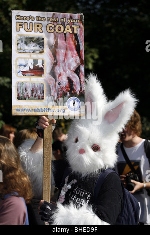 Anti-Fur dimostrazione in Knightsbridge fuori Harrods organizzato da CAFT (Coalizione per abolire il commercio di pellicce), London Inghilterra England Foto Stock