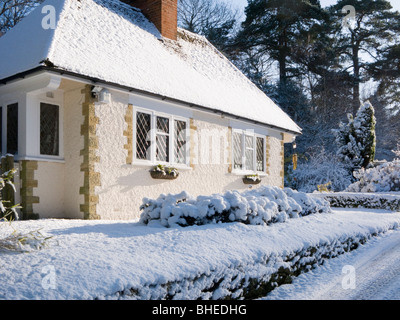 Cottage in snow, Peaslake, Surrey, Regno Unito Foto Stock