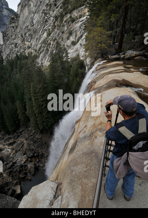 Escursionista primaverile cade trail del Parco Nazionale Yosemite cascata Foto Stock