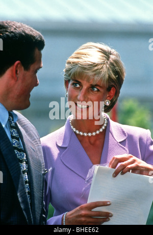 Diana, principessa di Galles assiste un annuncio sul divieto delle mine terrestri alla Croce Rossa americana la sede centrale Foto Stock