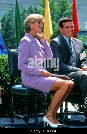 Diana, principessa di Galles assiste un annuncio sul divieto delle mine terrestri alla Croce Rossa americana la sede centrale Foto Stock