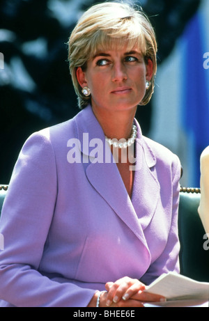 Diana, principessa di Galles assiste un annuncio sul divieto delle mine terrestri alla Croce Rossa Americana sede Giugno 17, 1997 Foto Stock