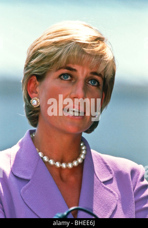 Diana, principessa di Galles assiste un annuncio sul divieto delle mine terrestri alla Croce Rossa americana la sede centrale Foto Stock