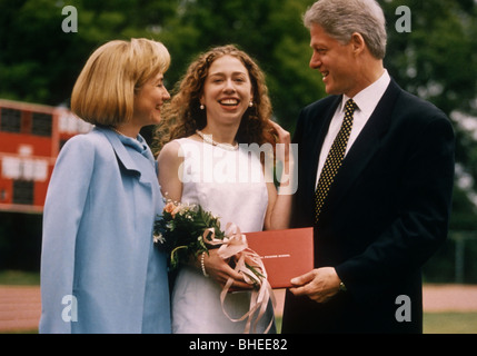 Chelsea Clinton nel suo diploma di scuola superiore con il padre il presidente Bill Clinton e madre Hillary Clinton Foto Stock