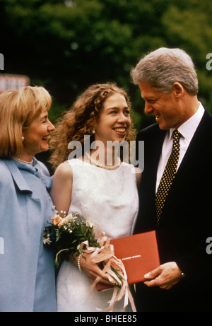 Chelsea Clinton nel suo diploma di scuola superiore con il padre il presidente Bill Clinton e madre Hillary Clinton Foto Stock