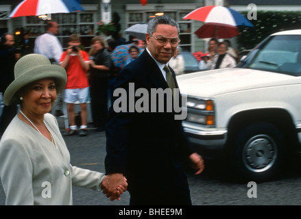 Il segretario di Stato Colin Powel e sua moglie Alma uscire dopo aver partecipato al matrimonio di riserva federale presidente Alan Greenspan Foto Stock