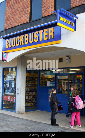 Un Blockbuster store su un high street in U.K. Foto Stock