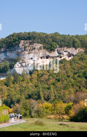 Camminare verso Les Eyzies, dove Cro-Magnon uomo fu scoperto nel 1868, Les Eyzies-de-Tayac-Sireuil nella parte sud-ovest della Francia. Foto Stock