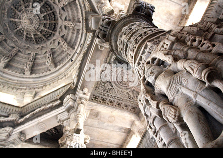 Intricate sculture e i mandala del grande Ranakpur Jain Temple nel Rajasthan. Foto Stock