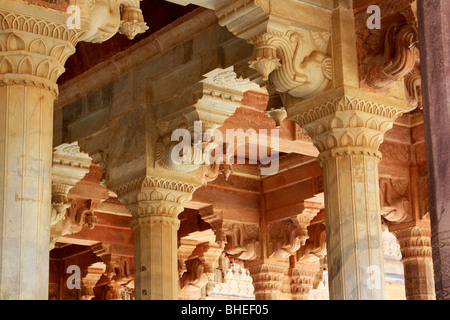 Righe di intricate sculture di marmo bianco e rosso di colonne di pietra arenaria con capitelli Ganesha a Jaipur Forte Amber. Foto Stock