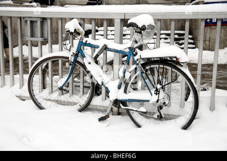 Biciclette coperto di neve Foto Stock