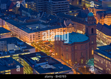 Paulskirche (chiesa di San Paolo), un monumento storico nazionale e Christkindlmarkt (Mercatini di Natale) nel centro storico Foto Stock