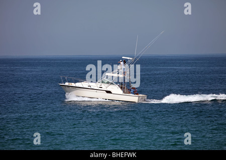 Famiglia su una pesca in mare profondo yacht di uscire a vedere per il divertimento e la ricreazione. Puerto Vallarta, Messico Foto Stock