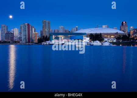 BC Place e Vancouver Skyline di notte da False Creek con luna piena Foto Stock