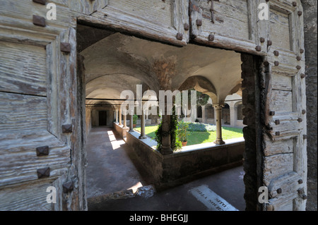 Gargnano, Lombardia, Italia. Attraverso la vecchia porta nella 15thC Chiostro di San Francesco nel comune di Gargnano sul Lago di Garda. Foto Stock