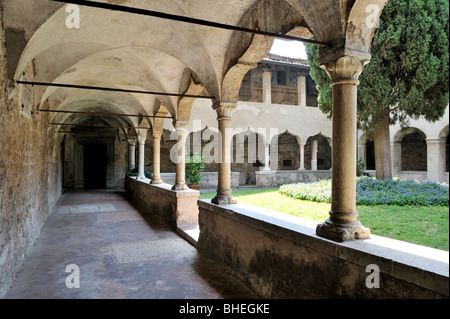 Gargnano, Lombardia, Italia. Il 15thC Chiostro di San Francesco nel comune di Gargnano sul Lago di Garda. Foto Stock