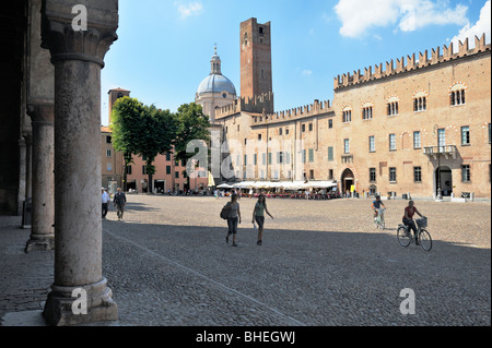 La Piazza Sordello nella città medievale di Mantova, Lombardia, Italia. Verso la Torre della gabbia e la Basilica di Sant'Andrea Foto Stock