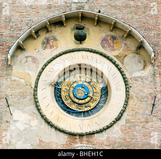 Torre dell'Orologio. Torre dell'orologio del Palazzo della Ragione in Piazza delle Erbe. . Città medievale di Mantova, Lombardia, Italia. Foto Stock