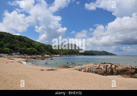 Panorama, guardando a sud verso il Monte Stenhouse, della gente di mare a Hung Shing Yeh Beach, Lamma, Isola di Hong Kong Foto Stock