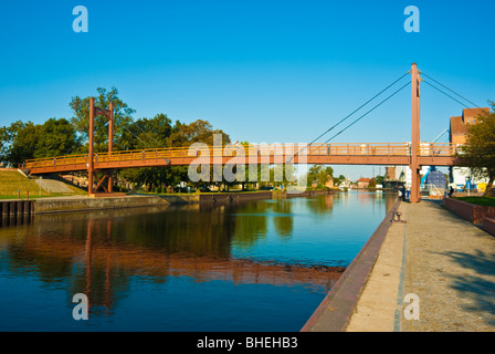 Ponte in legno sul fiume Peene a Anklam, Meclemburgo-Pomerania Occidentale, Germania Foto Stock