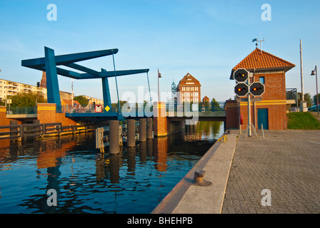 Equilibrio ponte sul fiume Peene a nella parte anteriore del silo di Mattone di Edificio, Demmin, Meclemburgo-Pomerania, Germania Foto Stock