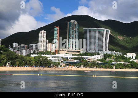 Sunny view della safe area balneare, spiaggia e appartamenti di lusso, contro una collina silhouette sullo sfondo, Repulse Bay, Hong Kong Foto Stock