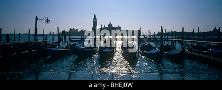 Gondole sulla laguna con vista di San Giorgio da Piazza San Marco, Venezia, Italia Foto Stock