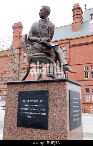 Statua di Ivor Novello compositore drammaturgo e attore al di fuori del Wales Millennium Centre per la baia di Cardiff Wales UK Foto Stock