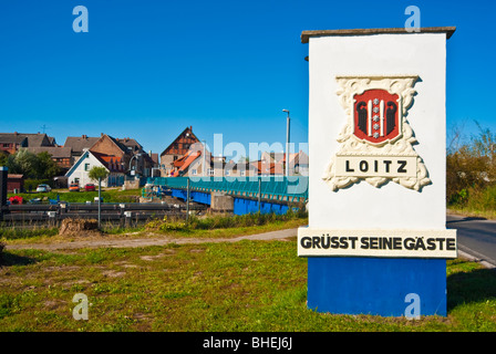 Segno nella parte anteriore del più antico azionato a mano svolta ponte in Europa nel corso del fiume Peene a Loitz, Meclemburgo-Pomerania, Germania Foto Stock