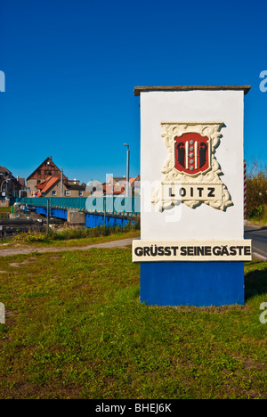 Segno nella parte anteriore del più antico azionato a mano svolta ponte in Europa nel corso del fiume Peene a Loitz, Meclemburgo-Pomerania, Germania Foto Stock