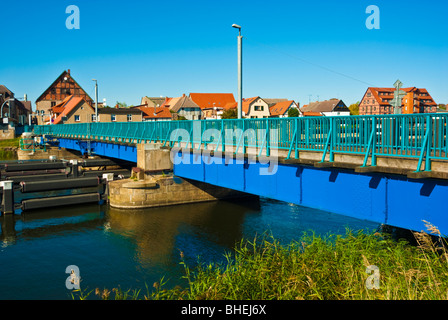 Più antico azionato a mano svolta ponte in Europa nel corso del fiume Peene a Loitz, Meclemburgo-Pomerania, Germania Foto Stock