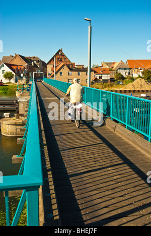 Bicicletta sul più antico azionato a mano svolta ponte in Europa nel corso del fiume Peene a Loitz, Meclemburgo-Pomerania, Germania Foto Stock