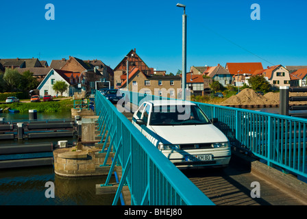 Sulle vetture più antico azionato a mano svolta ponte in Europa nel corso del fiume Peene a Loitz, Meclemburgo-Pomerania, Germania Foto Stock