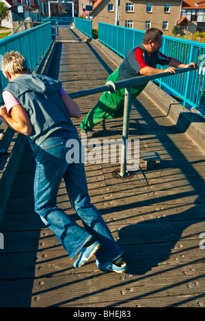 Più antico azionato a mano svolta ponte in Europa nel corso del fiume Peene a Loitz, Meclemburgo-Pomerania, Germania Foto Stock