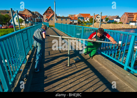 Più antico azionato a mano svolta ponte in Europa nel corso del fiume Peene a Loitz, Meclemburgo-Pomerania, Germania Foto Stock