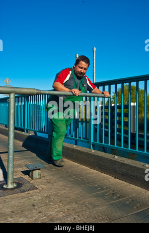 L'uomo più vecchio di apertura azionato a mano svolta ponte in Europa nel corso del fiume Peene a Loitz, Meclemburgo-Pomerania, Germania Foto Stock