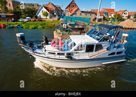 Yacht Charter passando più antico azionato a mano svolta ponte in Europa nel corso del fiume Peene a Loitz, Meclemburgo-Pomerania Occidentale Foto Stock