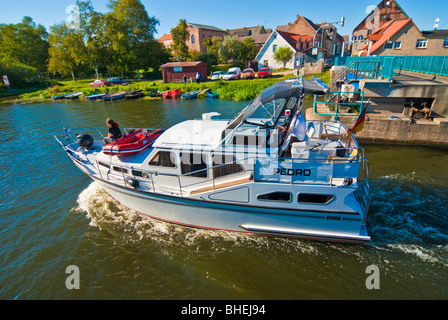 Yacht Charter passando più antico azionato a mano svolta ponte in Europa nel corso del fiume Peene a Loitz, Meclemburgo-Pomerania Occidentale Foto Stock