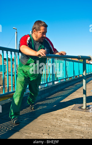 L'uomo più vecchio di apertura azionato a mano svolta ponte in Europa nel corso del fiume Peene a Loitz, Meclemburgo-Pomerania, Germania Foto Stock