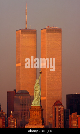 Nel tardo pomeriggio vista del world trade center Twin Towers e la statua della libertà prima di 9/11, New York, Stati Uniti d'America Foto Stock