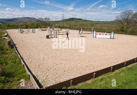 Australian Matt Ryan - Tripla medaglia d'Oro Olimpica guardando rider su salti al suo centro equestre vicino ad Abergavenny Foto Stock