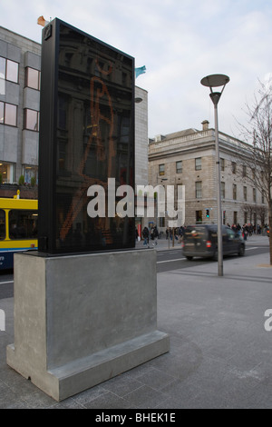 A piedi su O'Connell Street, animata installazione LED. Dublino. L'Irlanda. Foto Stock