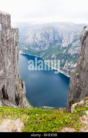Vista del Lysefjord dalla montagna Kjerag Foto Stock