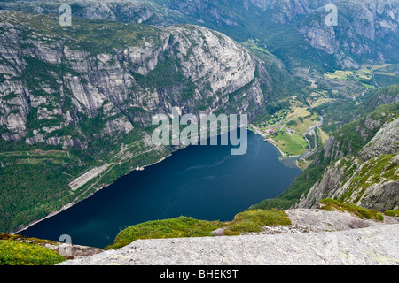 La Norvegia. Vista del Lysefjord e Lysebotn dalla montagna Kjerag. Foto Stock