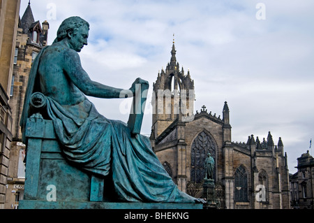 La statua del David Hume per il Royal Mile con la Cattedrale di St Giles oltre, Edimburgo Lothian Regione Scozia SCO 6076 Foto Stock