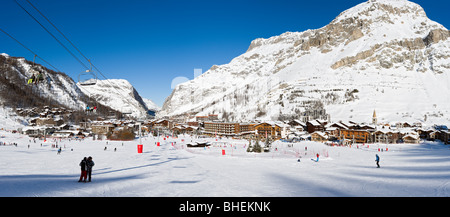 Vista panoramica sul centro del resort dalle piste, Val d'Isere, Espace Killy, Tarentaise, Savoie, Francia Foto Stock